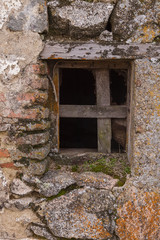 Fototapeta na wymiar antigua ventana de piedra y madera