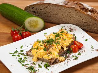 Bauernbrot mit Rührei