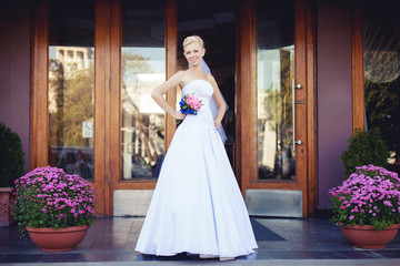 Fototapeta premium bride standing at the door of hotel in her wedding day