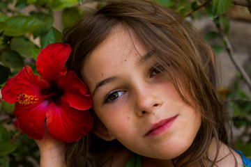 Naklejka premium La fillette à l'Hibiscus