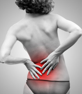 Femme se tenant le dos &agrave; cause de la douleur