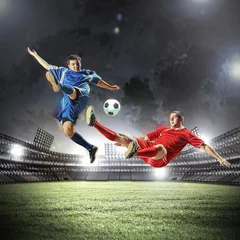 Wandcirkels plexiglas twee voetballers die de bal slaan © Sergey Nivens