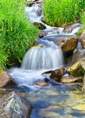 Szybka rzeka wśród kaskad kamieni. Naturalny krajobraz - 48944911