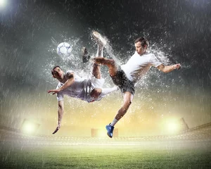 Tragetasche zwei Fußballspieler, die den Ball schlagen © Sergey Nivens
