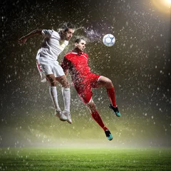Foto auf Acrylglas Fußball zwei Fußballspieler, die den Ball schlagen