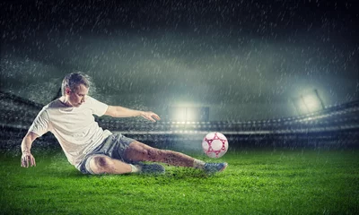 Poster voetballer die de bal slaat © Sergey Nivens