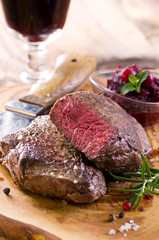 Steak auf dem Holzbrett