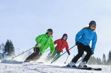 Crédence de cuisine en verre imprimé Sports dhiver plusieurs skieurs