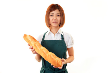 パンを持ち微笑む女性