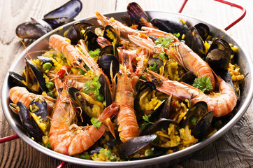 paella mit meeresfrüchten