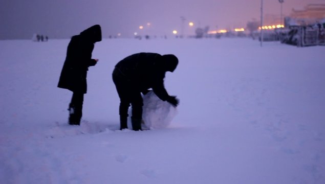 ragazzi giocano a palla di neve in inverno