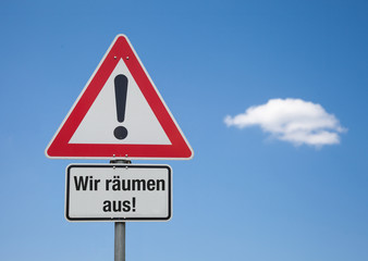 Achtung Schild mit Wolke WIR RÄUMEN AUS!