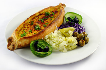 Pide with cheese and salad - Pide mit Käse und Salat