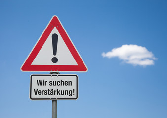 Achtung Schild mit Wolke WIR SUCHEN VERSTÄRKUNG!