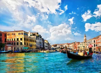 Canal Grande in Venedig mit Gondeln und Rialtobrücke, Italien © EMrpize