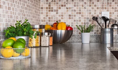 Plexiglas foto achterwand Aanrecht in de keuken met voedselingrediënten en kruiden © Studio Light & Shade