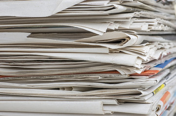 Nahaufnahme eines Zeitungsstapels