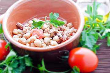 Chickpeas tuna and tomato (three quarters view)