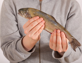 Ein Mann hat einen Fisch in der Hand
