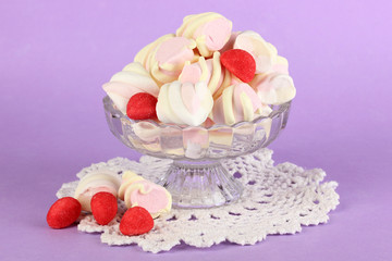 Obraz na płótnie Canvas Delikatna marshmallow w szklanym wazonie na fioletowym tle