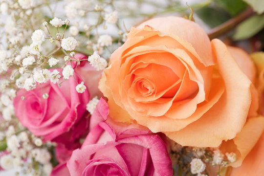 romantischer Blumenstrauß mit pinken und orangenen Rosen