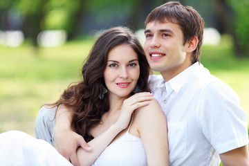 Obraz premium Young love Couple smiling under blue sky