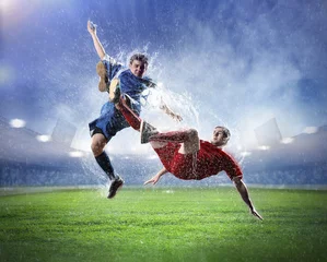 Photo sur Aluminium Foot deux joueurs de football frappant le ballon