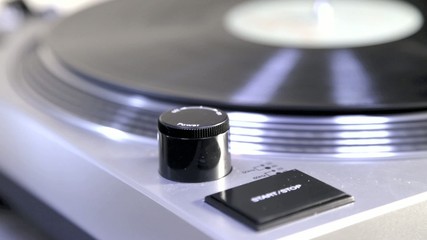 Pattenspieler im Club mit einer Schallplatte