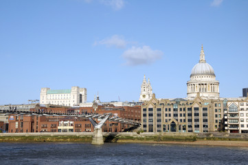 Fototapeta na wymiar Saint Pauls Cathedral i Millennium Bridge, Londyn