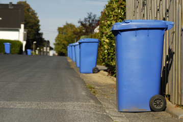 Blaue Mülltonnen