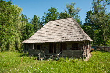 Fototapeta na wymiar Tradycyjny drewniany dom w rumuńskiej wiosce muzeum