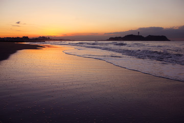 Cloud and shore and Enoshima of the morning glow