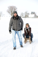 Glückliches Paar im Schnee