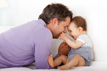 Ein Vater spielt mit seinem Kind