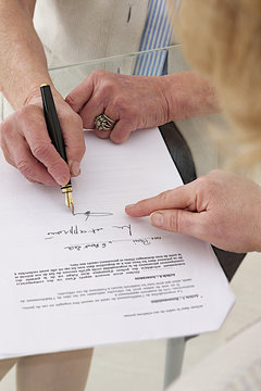 Femme - Signature d'un contrat
