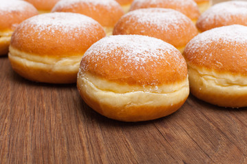 Viele Krapfen auf Holz