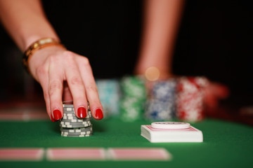 Frau spielt Poker