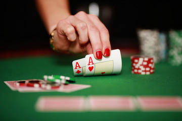 Frau spielt Poker