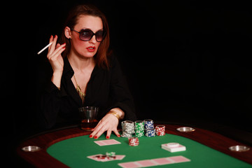 Frau am Pokertisch