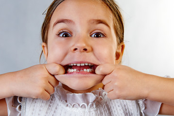 Naklejka premium Kind zeigt stolz seine neue Zähne