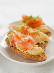 bread with salmon and egg
