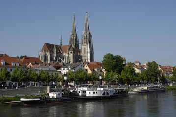 Stadtansicht mit Dom und Donau
