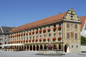 Naklejka premium Steuerhaus und Brunnen am Markt