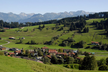Fototapeta na wymiar Gunzesried przed Allgäu Alpy