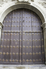 Fototapeta na wymiar Stare drzwi w katedrze