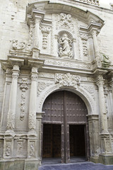 Fototapeta na wymiar Fasada kościoła i wejście