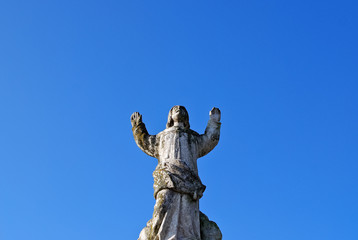 Statue Mann betet Richtung Himmel