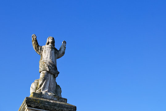 Statue Mann betet Richtung Himmel