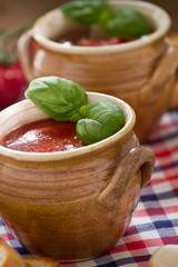 Tomatensuppe im Keramiktopf