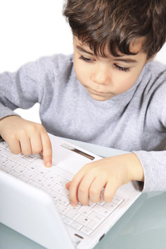bambino al compiuter